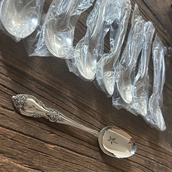 Set of 8 Oneida Community Louisiana Stainless Teaspoons 6" Glossy Finish New - Picture 1 of 9